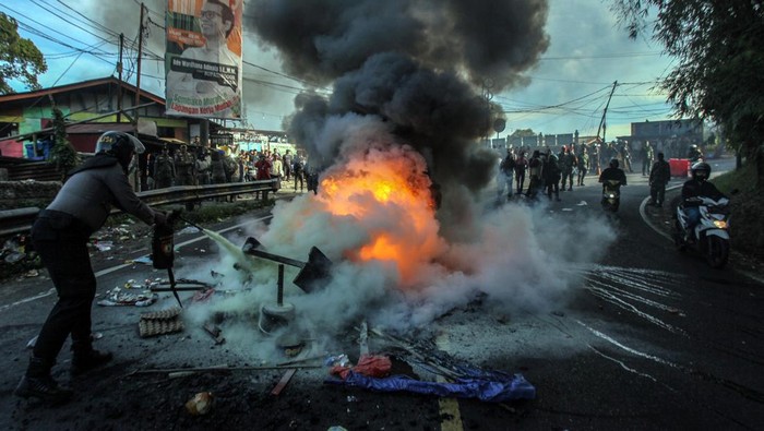 Lapak Dibongkar, PKL Puncak Bogor Gelar Aksi Tutup Jalan Sejumlah petugas gabungan membuka jalan yang ditutup Pedang Kaki Lima (PKL) di Jalan Raya Puncak Bogor, Cisarua, Kabupaten Bogor, Jawa Barat, Senin (24/6/2024). Sejumlah PKL melakukan penutupan jalan karena tidak terima lapak dagangan mereka dibongkar oleh petugas gabungan Satpol PP, Polri dan TNI, sehingga menimbulkan kemacetan lalu lintas di wilayah tersebut. ANTARA FOTO/Yulius Satria Wijaya.