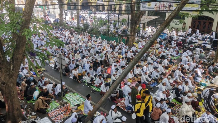 Lautan manusia mengikuti haul Habib Abu Bakar Assegaf di Gresik