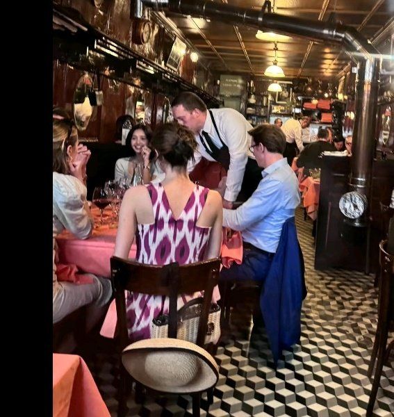 Lisa BLACKPINK Minum Bareng Keluarga Frederic Arnault, Fans Tunggu Undangan