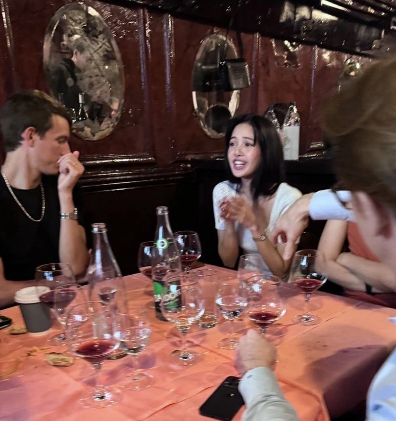 Lisa BLACKPINK Minum Bareng Keluarga Frederic Arnault, Fans Tunggu Undangan