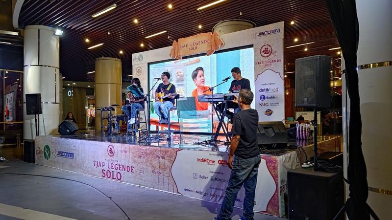 Live music di festival kuliner Tjap Legende.