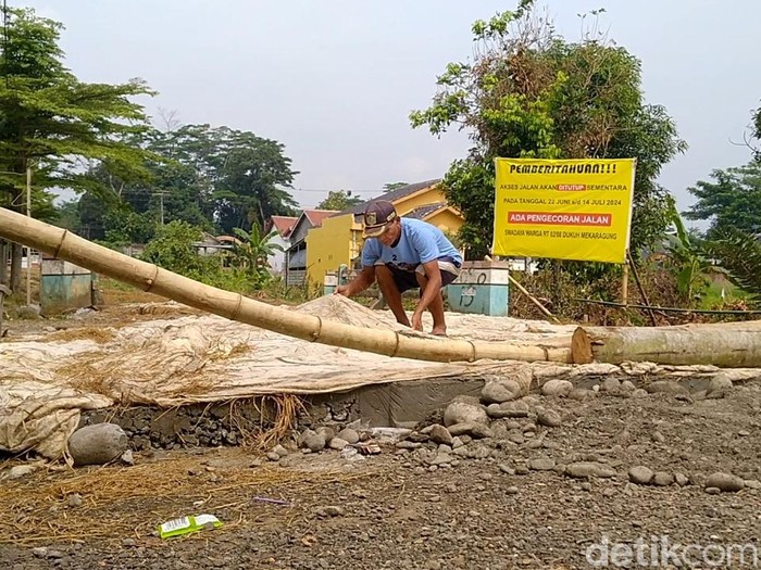 Lokasi jalan rusak di Dusun Mekar Agung, Desa Kebonagung, Kecamatan Kajen, Kabupaten Pekalongan, yang dicor warga secara swadaya, Senin (24/6/2024).