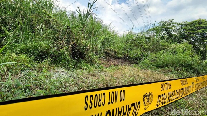 Lokasi penemuan tengkorak manusia di Sukabumi dipasangi garis polisi.