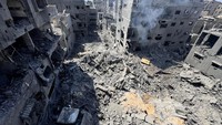 Operasi darat dan udara Israel di Gaza dipicu ketika militan pimpinan Hamas menyerbu Israel selatan pada 7 Oktober, menewaskan sekitar 1.200 orang dan menyandera lebih dari 250 orang, menurut penghitungan Israel. Serangan tersebut telah menghancurkan Gaza, menewaskan lebih dari 37.400 orang, 101 di antaranya tewas dalam 24 jam terakhir, menurut otoritas kesehatan Palestina, dan menyebabkan hampir seluruh penduduk kehilangan tempat tinggal dan kemiskinan.