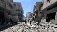 Rekaman yang diperoleh Reuters menunjukkan puluhan warga Palestina bergegas mencari korban di tengah rumah-rumah yang hancur. Rekaman itu menunjukkan rumah-rumah yang hancur, tembok-tembok yang hancur, dan puing-puing serta debu memenuhi jalan di kamp pengungsi Shati. 