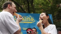 Hot dog yang enak ternyata termasuk dalam makanan yang mematikan. Bukan hanya 1 atau 2 orang saja, banyak laporan dari rumah sakit para pasien yang sakit hingga meninggal gegara hot dog. Foto: Business Insider