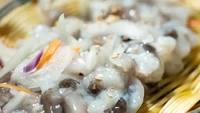 Sajian sashimi gurita bernama sanakji begitu populer di Korea Selatan. Tetapi perlu diwaspadai bahwa gurita dapat menyedot dan menempel dengan kuat sehingga bahaya jika menutupi saluran pernapasan. Foto: Business Insider