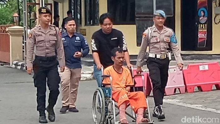 Sarwandi duduk di kursi roda saat dihadirkan di Mapolres Klaten, Senin (24/6/2024).