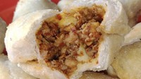 Di Instagram, kamu bisa menemukan cireng isi ayam khas Bandung dari toko @allyourneeds. Isian ayam suwirnya padat dan bisa dibeli frozen atau matang dengan harga mulai dari Rp 2.500. Foto : Instagram @allyourneeds_