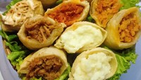 Cireng Isi Bakul Emak juga menawarkan cireng isi yang tak kalah enak. Varian rasanya beragam, ada yang pedas dan tidak pedas. Cirengnya juga bisa makan di tempat atau dibawa pulang. Foto : Google Review / Irfandi Fandi