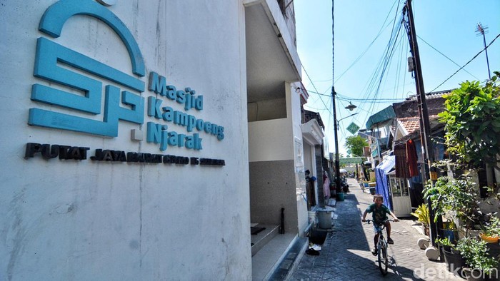 Masjid Kampoeng Njarak dan Desa Asmaul Husna di eks lokalisasi Jarak Surabaya