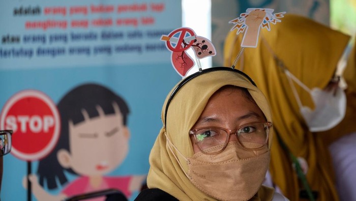 Petugas medis mengenakan bando sosialisasi bahaya rokok saat Peringatan Hari Anti Tembakau Sedunia di Balai Kota Solo, Jawa Tengah, Senin (24/6/2024). Acara bertajuk Lindungi Anak dari Campur Tangan Industri Produk Tembakau itu digelar untuk mendukung masyarakat yang sehat tanpa asap rokok. ANTARAFOTO/Maulana Surya/YU