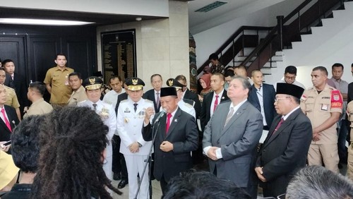 Mendagri Tito bersama Menko Perekonomian Airlanggar dan Lalu Gita saat sesi konferensi pers di Jakarta pada Senin (24/6/2024).