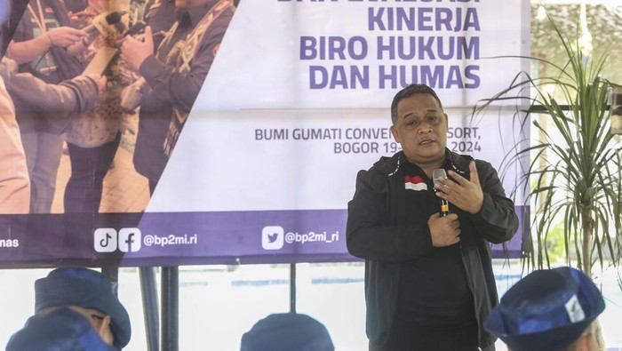 Kepala Badan Perlindungan Pekerja Migran Indonesia (BP2MI) Benny Rhamdani bersama Kepala Biro Hukum dan Humas BP2MI Hadi Wahyuningrum saat menghadiri Evaluasi Kinerja Biro Hukum dan Humas di Bogor, Jawa Barat. BP2MI  meningkatkan sinergi dengan pers untuk mendorong perlindungan Pekerja Migran Indonesia (PMI) dan calon pekerja dalam mendukung beragam upaya pemerintah terkait penanganan dan perlindungan bagi PMI yang sudah berada diluar negeri.