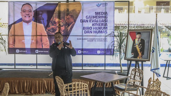 Mendorong Perlindungan Pekerja Migran Indonesia di Luar Negeri Kepala Badan Perlindungan Pekerja Migran Indonesia (BP2MI) Benny Rhamdani bersama Kepala Biro Hukum dan Humas BP2MI Hadi Wahyuningrum saat menghadiri Evaluasi Kinerja Biro Hukum dan Humas di Bogor, Jawa Barat. BP2MI meningkatkan sinergi dengan pers untuk mendorong perlindungan Pekerja Migran Indonesia (PMI) dan calon pekerja dalam mendukung beragam upaya pemerintah terkait penanganan dan perlindungan bagi PMI yang sudah berada diluar negeri.
