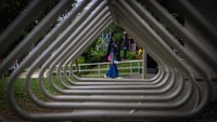 Taman ini dilengkapi dengan kafe, musala, serta taman bermain anak.