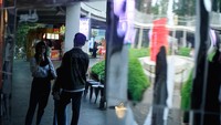 Taman Literasi buka setiap hari sejak pukul 07.00-22.00 WIB. Pengunjung bisa langsung datang tanpa perlu melakukan registrasi sebelumnya