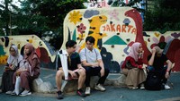 Pengunjung menghabiskan waktu di Taman Literasi Martha Christina Tiahahu kawasan Blok M, Jakarta Selatan, Senin (24/6/2024).