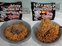 Nyeleneh! Pria Ini Masak Mie Korea Buldak Pakai Topping Es Krim Cokelat