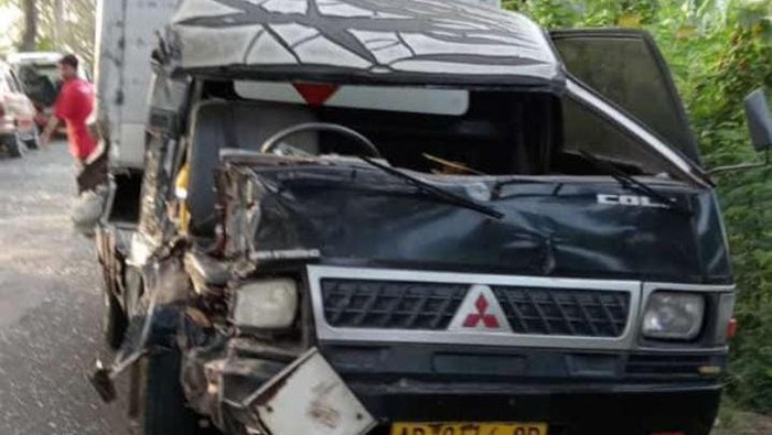 Mobil boks yang terlibat kecelakaan di Jalan Karangdowo, Klaten, Senin (24/6/2024) pagi. (Dok. Rekad)