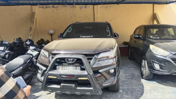 Mobil Fortuner milik anggota DPRD Kota Kupang terpilih, Victor Dimu Heo, diamankan oleh Ditlantas Polda NTT. (Foto: Yufengki Bria/detikBali)