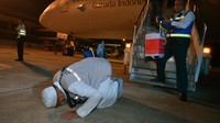 Jemaah haji kloter pertama debarkasi Padang sujud syukur saat tiba di Bandara Internasional Minangkabau (BIM) Padang Pariaman, Sumatera Barat, Senin (24/6/2024). Antara Foto/Iggoy el Fitra.