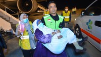Petugas menggendong jamaah haji yang sakit saat tiba di Bandara Internasional Minangkabau (BIM), Padang Pariaman, Sumatera Barat. Antara Foto/Iggoy el Fitra.