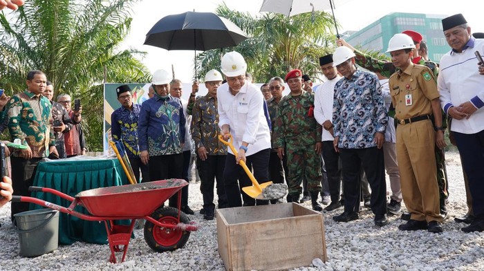 Ketua Umum PP Muhammadiyah Haedar Nashir dan Menteri Perdagangan Zulkifli Hasan (Zulhas) meresmikan sejumlah gedung baru di Universitas Muhammadiyah Riau (UMRI). Antara lain Gerbang Utama UMRI, Gedung Wakaf Tajdid Center dan Asrama Mahasiswa.