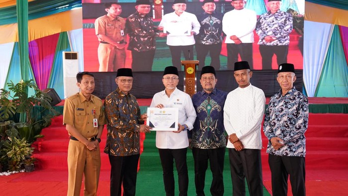 Ketua Umum PP Muhammadiyah Haedar Nashir dan Menteri Perdagangan Zulkifli Hasan (Zulhas) meresmikan sejumlah gedung baru di Universitas Muhammadiyah Riau (UMRI). Antara lain Gerbang Utama UMRI, Gedung Wakaf Tajdid Center dan Asrama Mahasiswa.