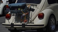 Di Meksiko, para pemilik menghias VW Beetle mereka selama Hari VW Beetle Sedunia ini.