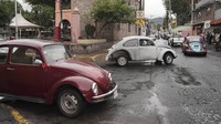 Para pemilik Volkswagen (VW) lawasan dari jenis sedan Type-1 atau dikenal sebagai VW Beetle, serempak menggunakan mobil antik mereka itu untuk berkegiatan pada tanggal 22 Juni.