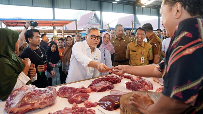 Menteri Perdagangan Zulkifli Hasan meresmikan dua pasar rakyat di Riau. Dua pasar tersebut berada di Pekanbaru dan Rokan Hulu.