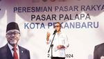 Momen Zulhas Resmikan dan Belanja di Pasar Palapa Pekanbaru