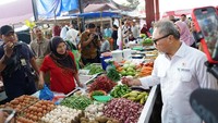 Lebih lanjut Zulhas menyebut pasar selain tempat jual beli kebutuhan masyarakat paling dasar juga bisa menjadi tempat berlatih para pedagang dalam membesarkan usahanya. 