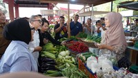 Selain meresmikan pasar tersebut, Mendag yang juga Ketum PAN ini sempat mengecek harga-harga barang kebutuhan bahan pokok yang menurutnya cenderung stabil khususnya di Pulau Sumatera dan Jawa. 