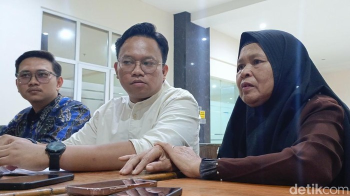 Petani asal Grobogan, Siyem, mengadukan pemerintah desanya ke Polda Jateng karena tanah warisan ayahnya sudah jadi milik desa.