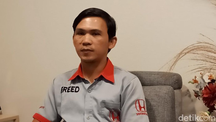 Video mobil menabrak showroom di Palembang sempat viral di media sosial. Office Boy (OB) bernama Abdul Majid (37) yang mengendarai mobil tersebut meminta maaf.