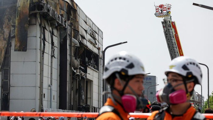 Pabrik Baterai di Korea Selatan Kebakaran, Puluhan Pekerja Terjebak Firefighters work at the site of a burnt battery factory in Hwaseong, South Korea, June 24, 2024. REUTERS/Kim Hong-ji