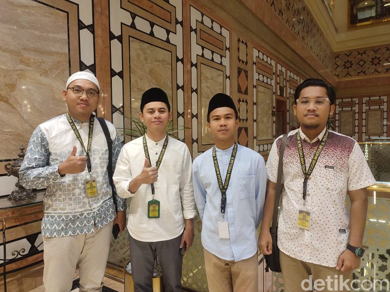 Pelajar dan mahasiswa yang menjadi petugas haji Maktour di Tanah Suci. Dari kiri M. Thobii Azwari, Dea Saputra, Abdul Kadir, Kamal
