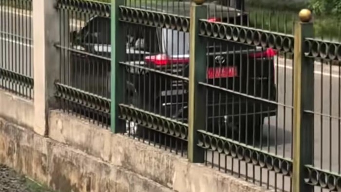 Tangkapan layar TikTok memperlihatkan sebuah mobil dengan pelat AA diduga melakukan catcalling di Stasiun Klender, Jakarta. Foto diunggah Senin (24/6/2024).