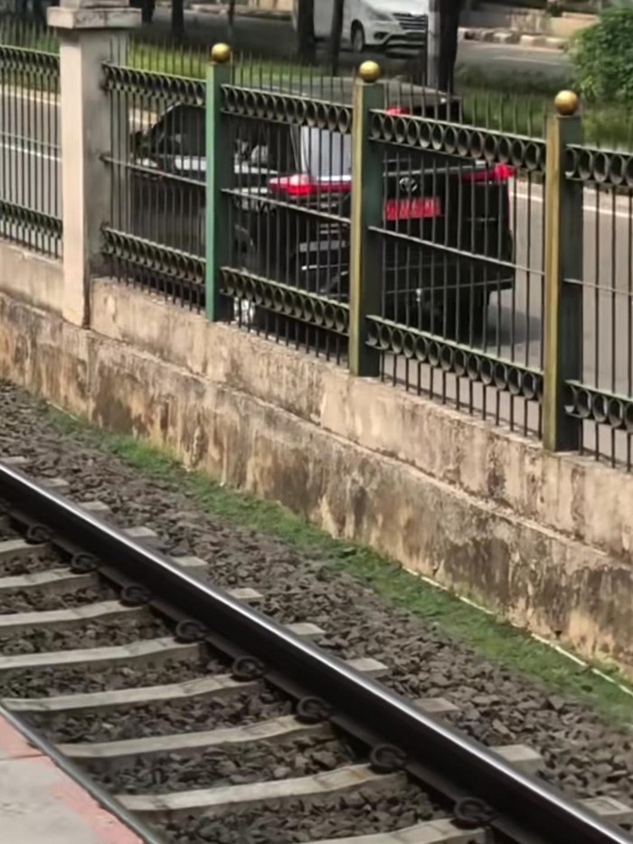 Tangkapan layar TikTok memperlihatkan sebuah mobil dengan pelat AA diduga melakukan catcalling di Stasiun Klender, Jakarta. Foto diunggah Senin (24/6/2024).