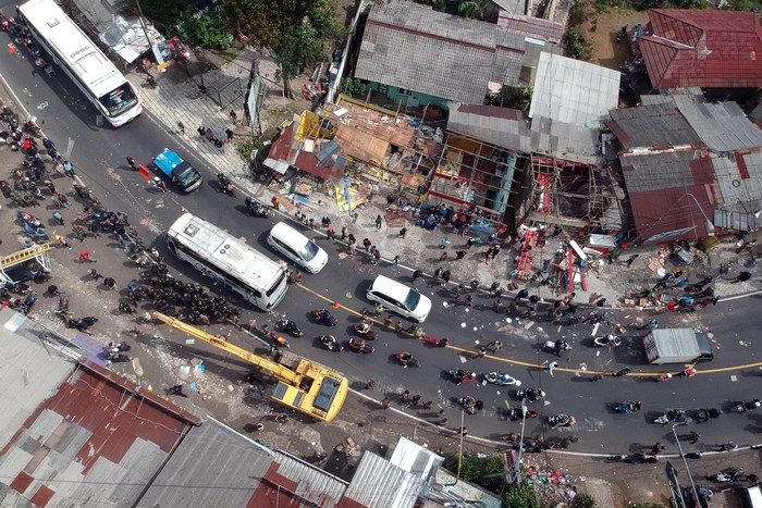 Sejumlah Pedagang Kaki Lima (PKL) menangis saat penertiban lapak liar di Jalan Raya Puncak, Cisarua, Kabupaten Bogor, Jawa Barat, Senin (24/6/2024).  Pemerintah Kabupaten Bogor menyebutkan ada 331 lapak PKL yang ditertibkan di kawasan wisata Puncak yang merupakan bangunan liar. ANTARA FOTO/Yulius Satria Wijaya/YU