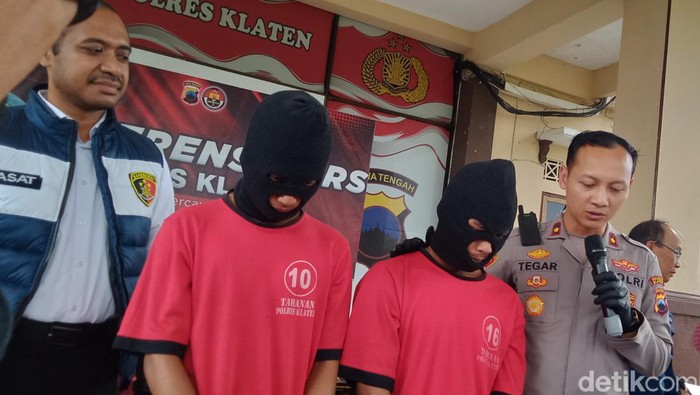 Tampang dua pencuri yang menewaskan nenek di Klaten saat dihadirkan dalam jumpa pers, Senin (24/6/2024).