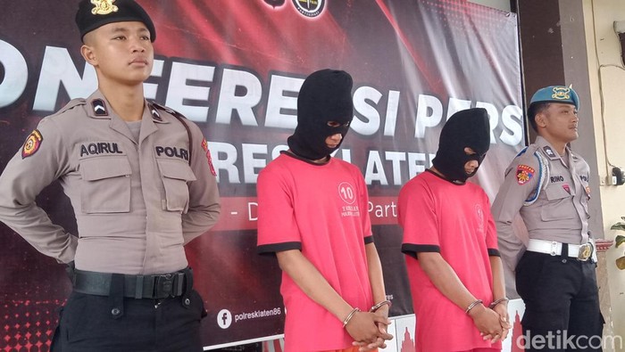 Tampang dua pencuri yang menewaskan nenek di Klaten saat dihadirkan dalam jumpa pers, Senin (24/6/2024).