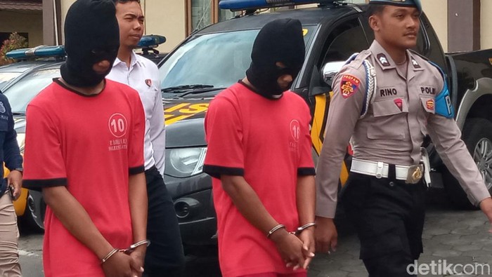 Tampang dua pencuri yang menewaskan nenek di Klaten saat dihadirkan dalam jumpa pers, Senin (24/6/2024).