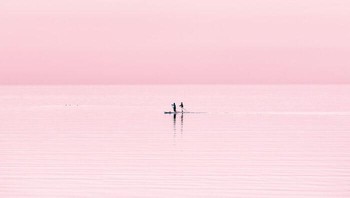 Karya Zili Zhang, raih Bronze di kategori Minimalism. Terlihat seperti satu kano, tetapi sebenarnya dua; Sepertinya hanya dua orang, tetapi jangan lewatkan seekor anjing kecil juga ada di atas kapal. Terakhir, ada tiga burung yang mengambang di atas air. Foto: 1839 Awards