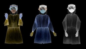 Karya Sarah Cusack, raih Gold di kategori Others. Fotogram digital Alat Pelindung Diri (APD). Memberikan perlindungan dari partikel infeksi tetapi tidak dari berbagai keadaan psiko-emosional dari waktu ke waktu. Cahaya bersinar melalui APD, proses digital memungkinkan kebalikan warna dan luminositas sambil mempertahankan kemiripan dengan pencitraan medis. Foto: 1839 Awards