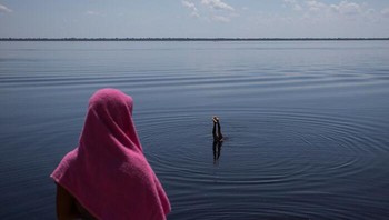 Karya Bruno Kelly, raih Bronze di kategori Photojournalism. Sepasang suami istri terlihat mandi di perairan Rio Negro, untuk mendinginkan diri, selama sore yang sangat panas di Amazon Brasil dekat Manaus, Amazonas, Brasil. Foto: 1839 Awards