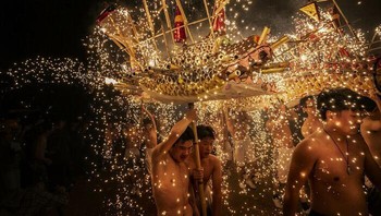 Karya Leo Kwok, raih Gold di kategori Event. Foto orang-orang di Meizhou, Cina menampilkan tarian naga api untuk merayakan Festival Lentera pada bulan purnama pertama Kalender Lunar. Perayaan ini dilakukan lebih dari 200 tahun yang lalu dan terdaftar sebagai Warisan Budaya Takbenda di Tiongkok pada tahun 2008. Foto: 1839 Awards