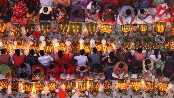 Karya Shafayet Hossain Apollo, raih Silver di kategori Events. Pada malam hari, umat Hindu berdoa dengan lampu mentega khusus dan makanan di kuil Baba Loknath selama upacara puasa dan menyalakan lampu yang dikenal sebagai Rakher Upobash di Samibag, Dhaka, Bangladesh. Orang yang berpuasa akan berhenti berpuasa dengan makan ketika semua lampu padam. Foto: 1839 Awards